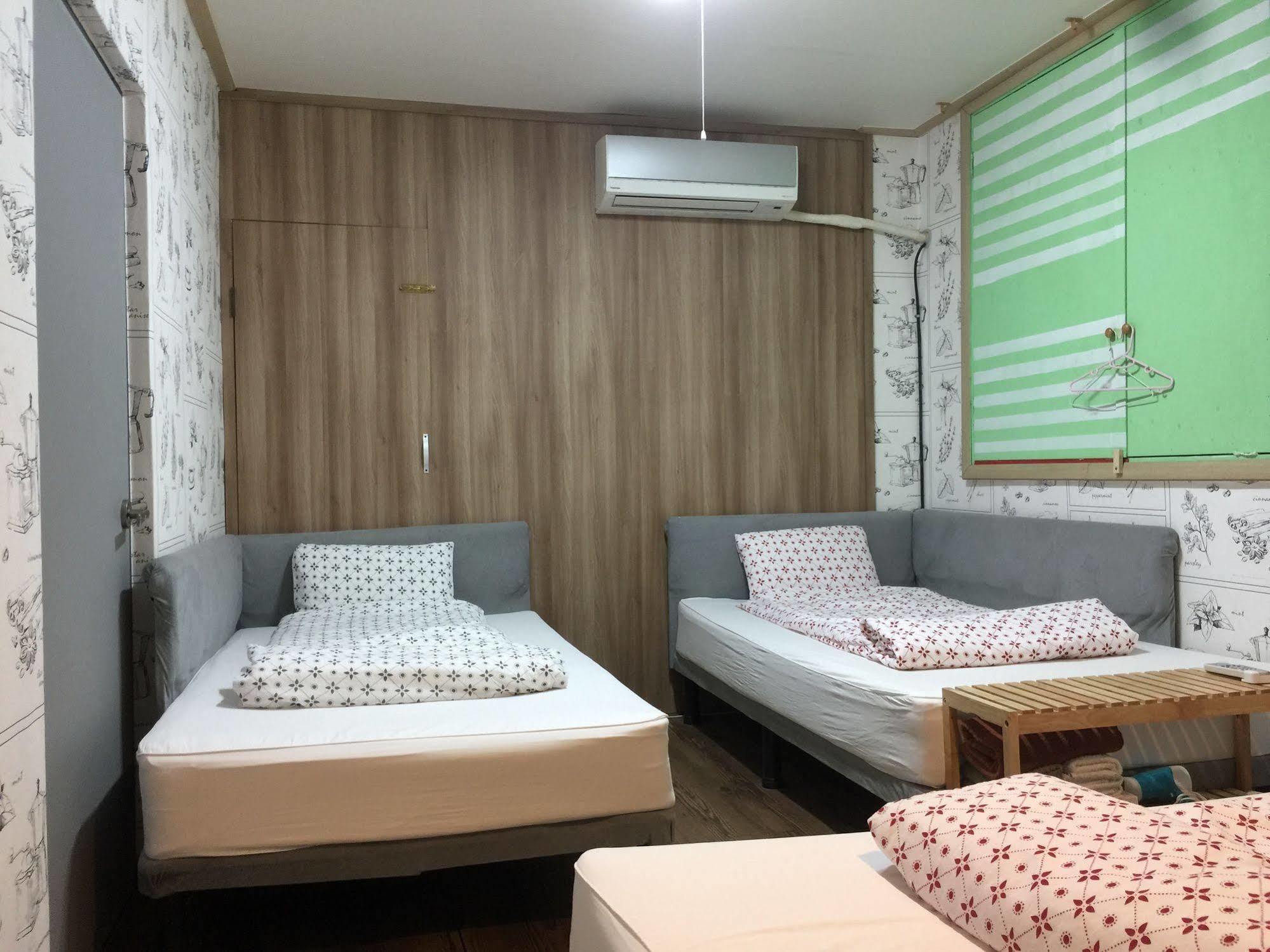 Backpackers In Jeju City Center Exterior photo